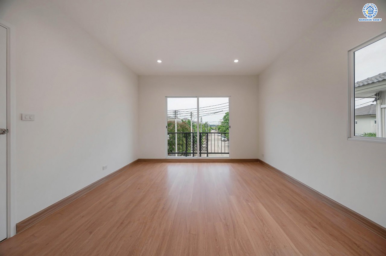 บ้านมือสองตกแต่งใหม่ โครงการ ภัสสร26 ราชพฤกษ์-ติวานนท์ เนื้อที่ 55.9 ตร.ว. ฟังก์ชัน 3 ห้องนอน 3 ห้องน้ำ จอดรถได้ 2 คัน บรรยากาศเงียบสงบเป็นส่วนตัว สิ่งอำนวยความสะดวกมากมาย! บนทำเลศักยภาพ หน้าโครงการติดถนนใหญ่ เชื่อมต่อถนนราชพฤกษ์ ใกล้จุดขึ้นทางด่วน "ศรีสมาน"